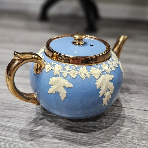 🌟 MAKE OFFER  Vintage Gibsons Staffordshire Blue Raised leaf Teapot Wedgwood 🐕 - Picture 4 of 9